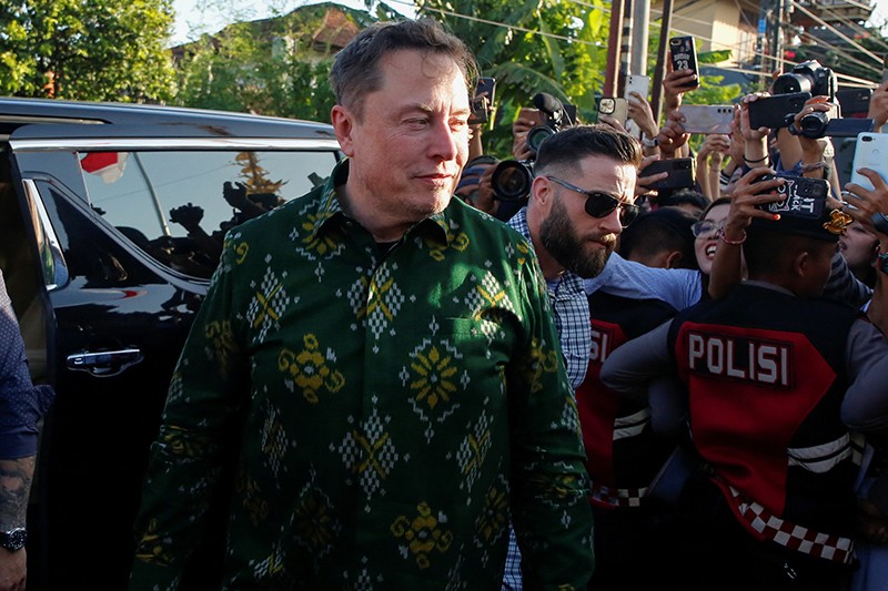 Senyum Elon Musk Tiba di Puskesmas Denpasar untuk Luncurkan Starlink - Bagian 4