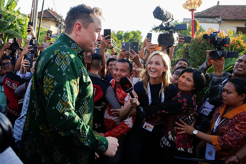 Senyum Elon Musk Tiba di Puskesmas Denpasar untuk Luncurkan Starlink - Bagian 5