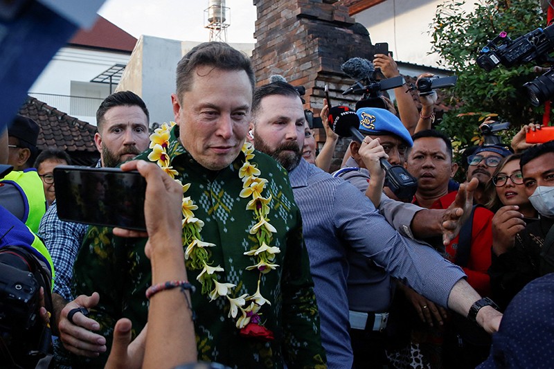 Senyum Elon Musk Tiba di Puskesmas Denpasar untuk Luncurkan Starlink - Bagian 3