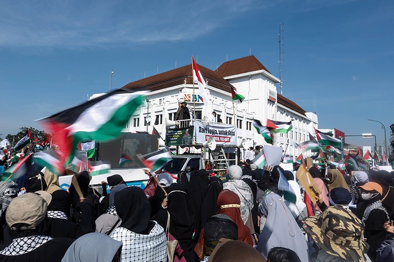 Massa FUI DIY Ajak Masyarakat Terus Boikot Produk-Produk Terafiliasi dengan Israel - Bagian 2