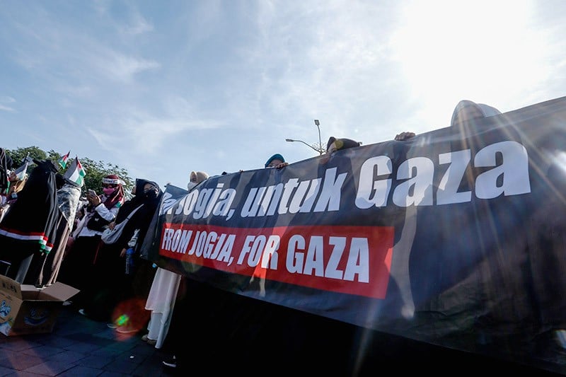 Massa FUI DIY Ajak Masyarakat Terus Boikot Produk-Produk Terafiliasi dengan Israel - Bagian 3