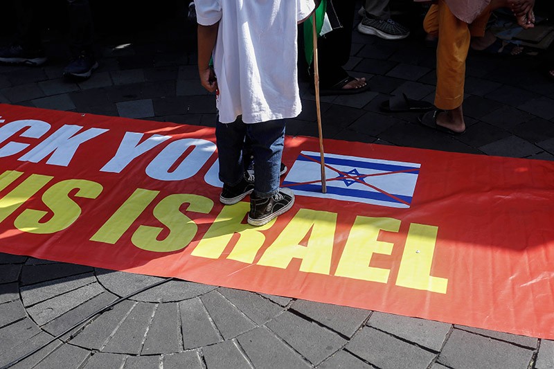 Massa FUI DIY Ajak Masyarakat Terus Boikot Produk-Produk Terafiliasi dengan Israel - Bagian 4