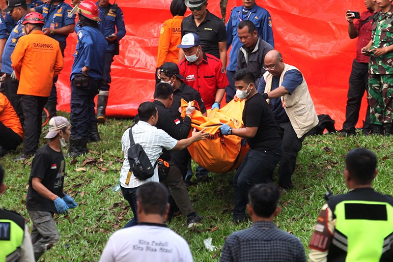 3 Kantung Jenazah Berisi Korban Pesawat Jatuh Dibawa ke RS Polri Kramat Jati - Bagian 2