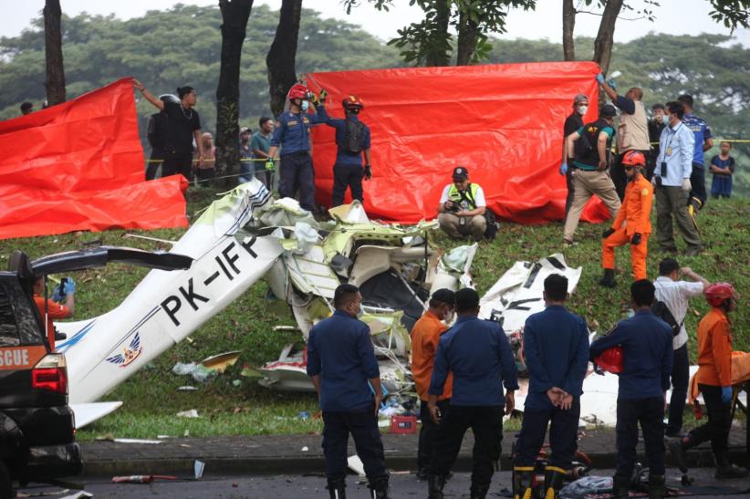 Pesawat Jatuh di Lapangan Sunburst BSD Tangsel, 2 Korban Masih Terjepit - Bagian 1