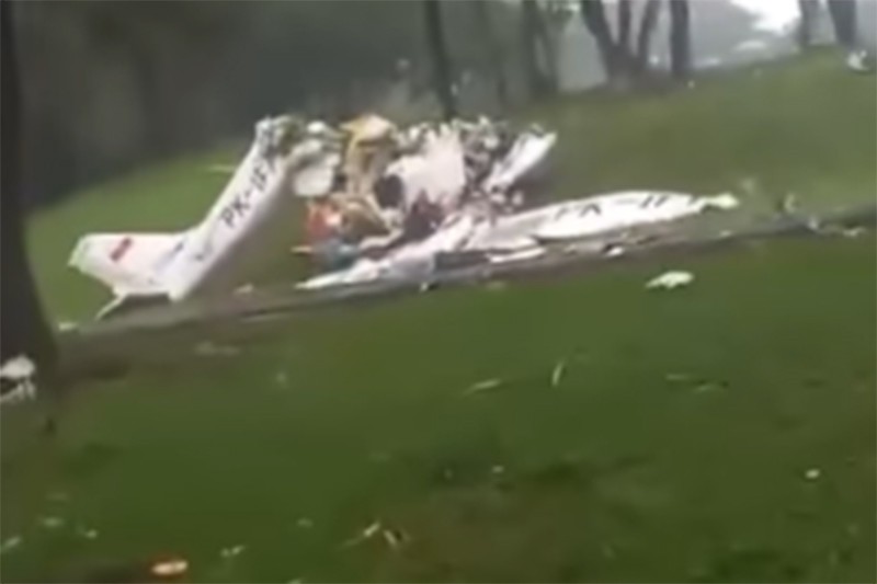 Pesawat Jatuh di Tangsel, Ada Korban Tergeletak - Bagian 3