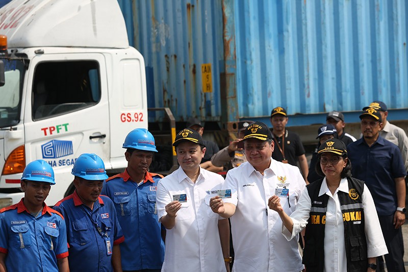 Momen Menteri Sri Mulyani dan Airlangga Naik Truk Kontainer Berisi Barang Impor - Bagian 2