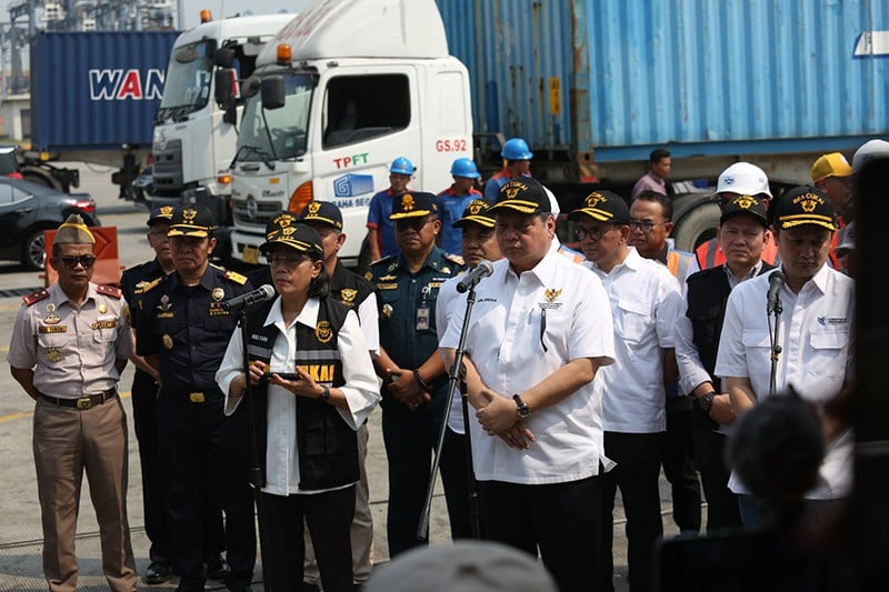 Momen Menteri Sri Mulyani dan Airlangga Naik Truk Kontainer Berisi Barang Impor - Bagian 4
