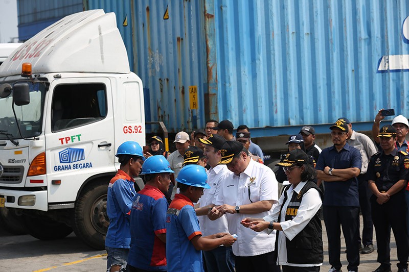Momen Menteri Sri Mulyani dan Airlangga Naik Truk Kontainer Berisi Barang Impor - Bagian 3