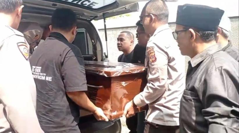title Isak Tangis Sambut Kedatangan Jenazah Farid Mekanik Pesawat Jatuh di BSD Tangsel Isak Tangis Sambut Kedatangan Jenazah Farid Mekanik Pesawat Jatuh di BSD Tangsel