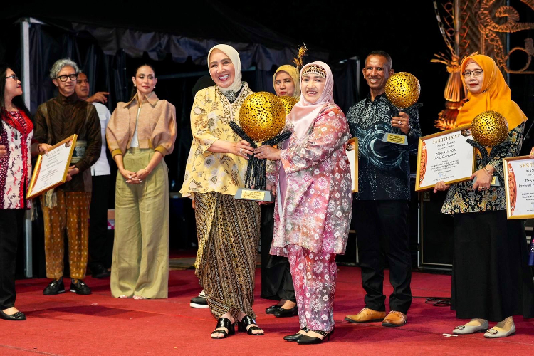 title Dekranasda Sumsel Sukses Raih Berbagai Prestasi di HUT ke-44 Dekranas Dekranasda Sumsel Sukses Raih Berbagai Prestasi di HUT ke-44 Dekranas