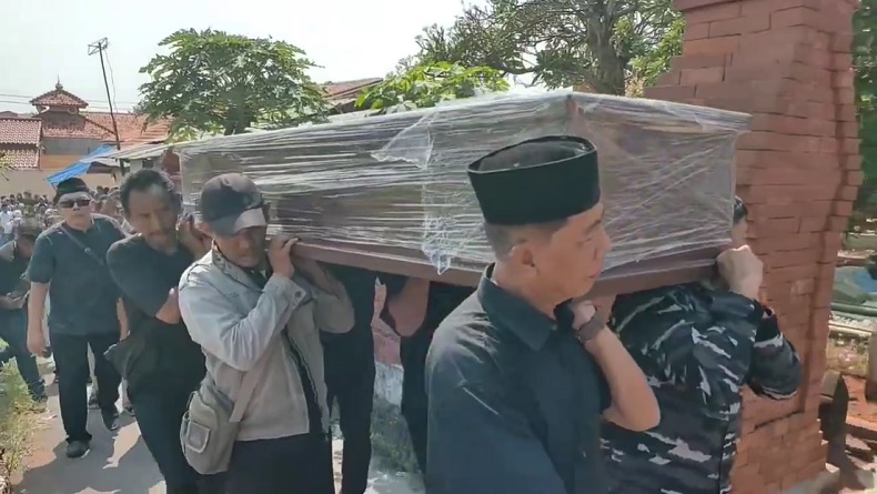 title Jenazah Capt Suanda Korban Pesawat Jatuh di BSD Dimakamkan di Cirebon, Tangis Keluarga Pecah Jenazah Capt Suanda Korban Pesawat Jatuh di BSD Dimakamkan di Cirebon, Tangis Keluarga Pecah