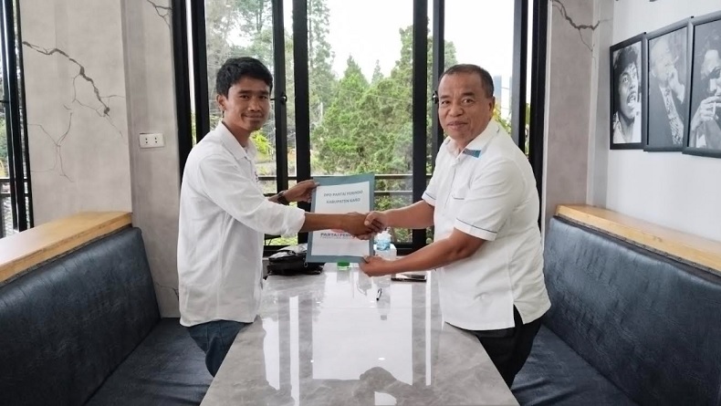 Datangi DPD Perindo Karo, Antonius Ginting Serahkan Berkas Pendaftaran Balon Bupati