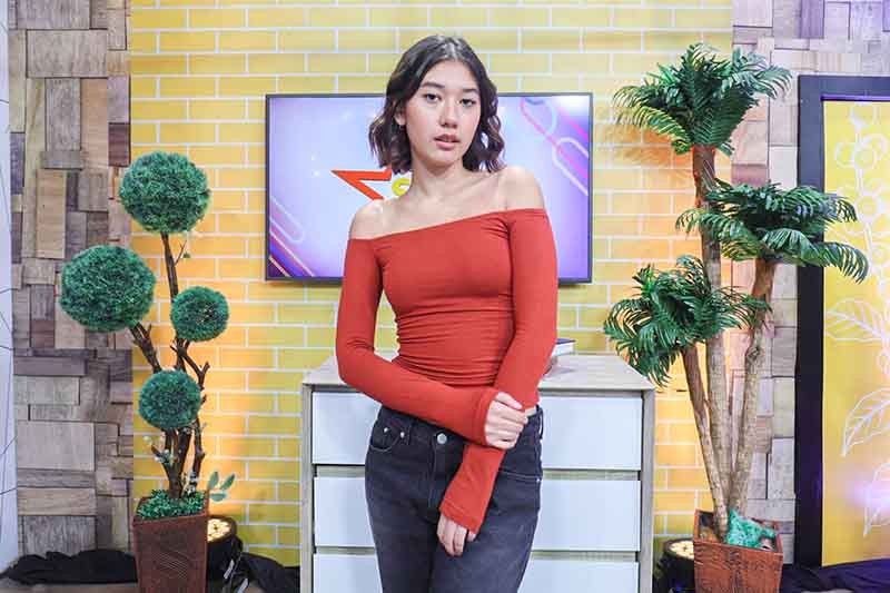 Potret Daniella Gibbs Penyanyi Lagu All About You  - Bagian 1