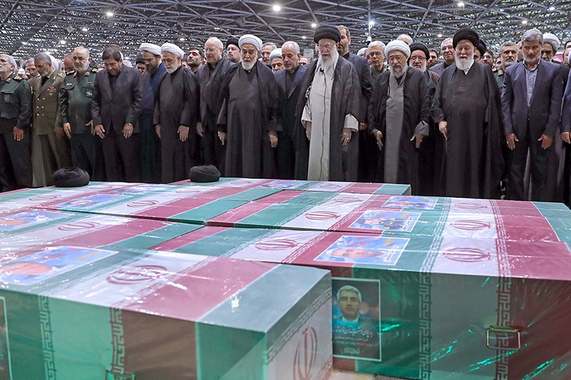 Ribuan Rakyat Iran Iringi Jenazah Presiden Ebrahim Raisi Menuju Pemakaman - Bagian 6