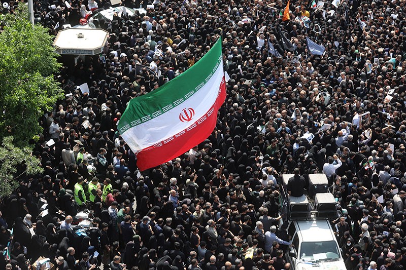 Ribuan Rakyat Iran Iringi Jenazah Presiden Ebrahim Raisi Menuju Pemakaman - Bagian 2