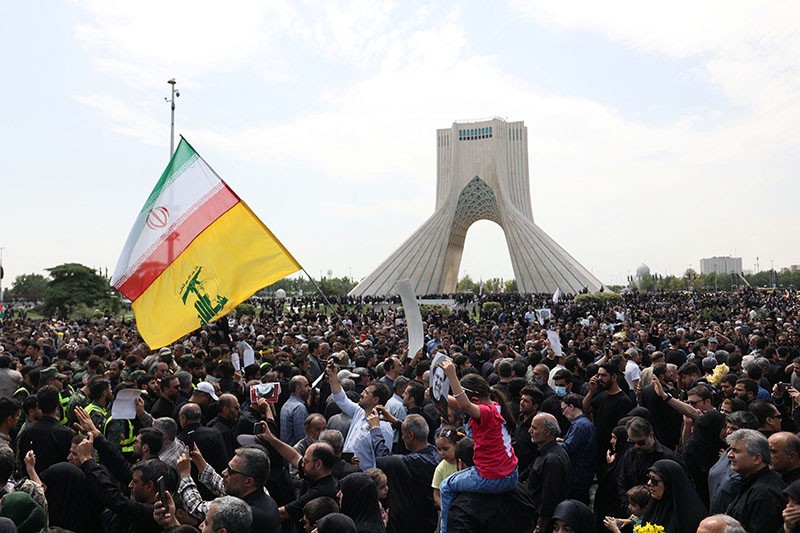 Ribuan Rakyat Iran Iringi Jenazah Presiden Ebrahim Raisi Menuju Pemakaman - Bagian 3