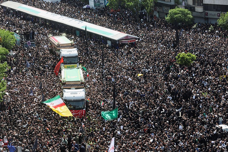 Ribuan Rakyat Iran Iringi Jenazah Presiden Ebrahim Raisi Menuju Pemakaman - Bagian 1