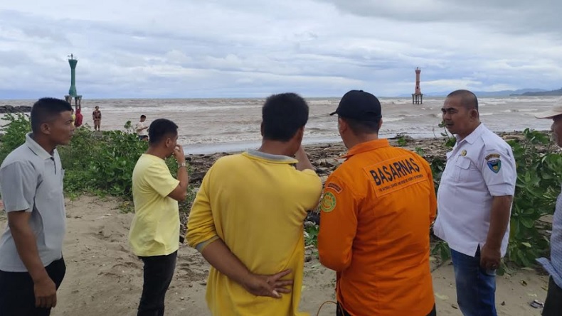 Pulang Melaut Perahu Nelayan Terbalik Dihantam Ombak di Pesisir Selatan, 1 Orang Hilang