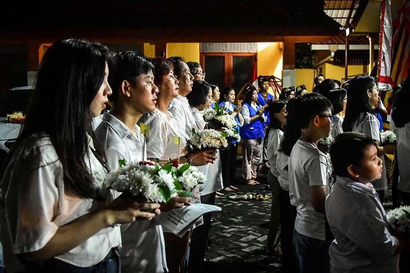 Potret Umat Buddha Sangha Theravada Khidmat Merayakan Waisak di Bekasi - Bagian 7