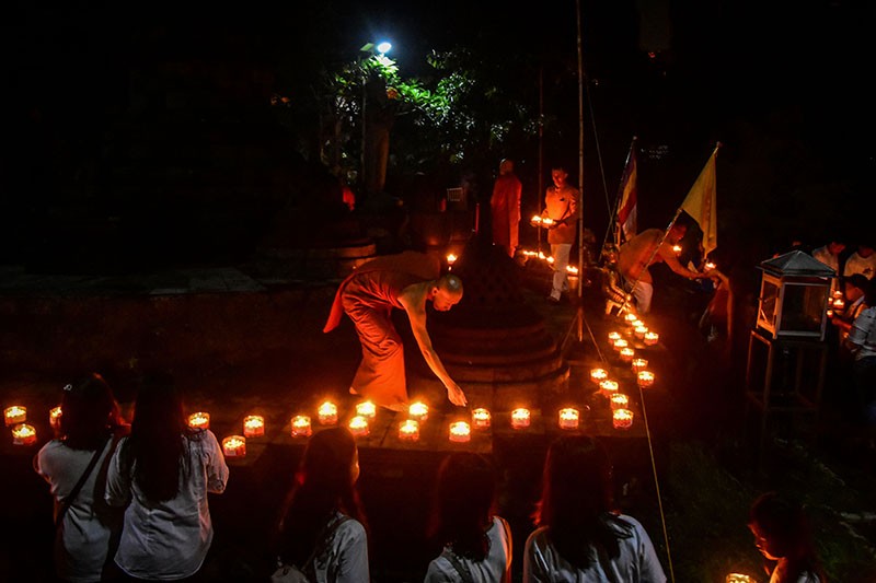 Potret Umat Buddha Sangha Theravada Khidmat Merayakan Waisak di Bekasi - Bagian 2