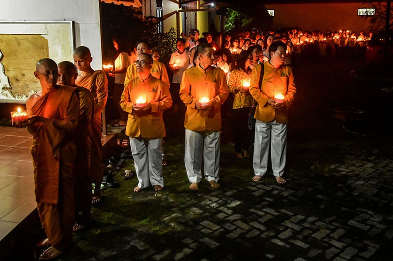 Potret Umat Buddha Sangha Theravada Khidmat Merayakan Waisak di Bekasi - Bagian 3