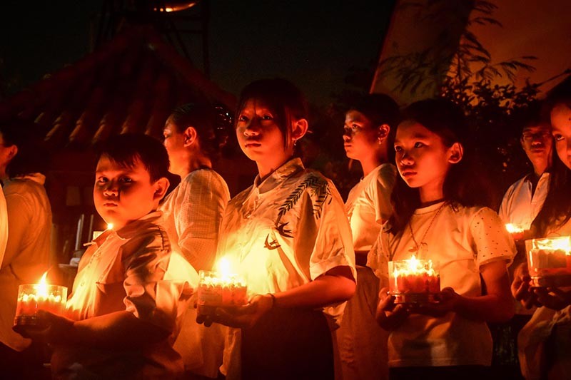 Potret Umat Buddha Sangha Theravada Khidmat Merayakan Waisak di Bekasi - Bagian 4