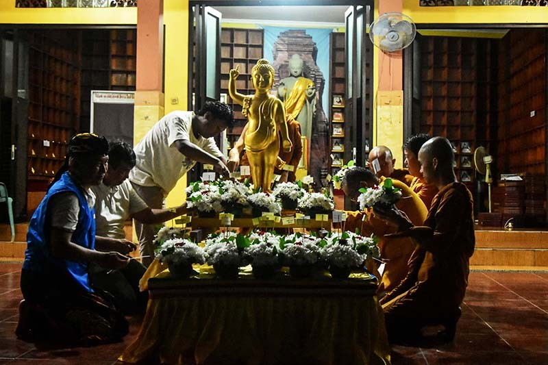 Potret Umat Buddha Sangha Theravada Khidmat Merayakan Waisak di Bekasi - Bagian 6