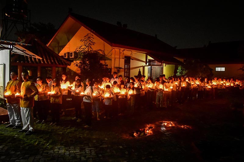 Potret Umat Buddha Sangha Theravada Khidmat Merayakan Waisak di Bekasi - Bagian 5