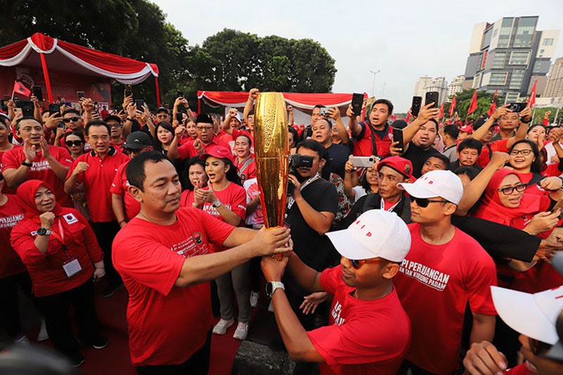 Simpatisan PDI Perjuangan Bawa Obor Api Abadi dari Mrapen Jateng ke Jakarta - Bagian 4