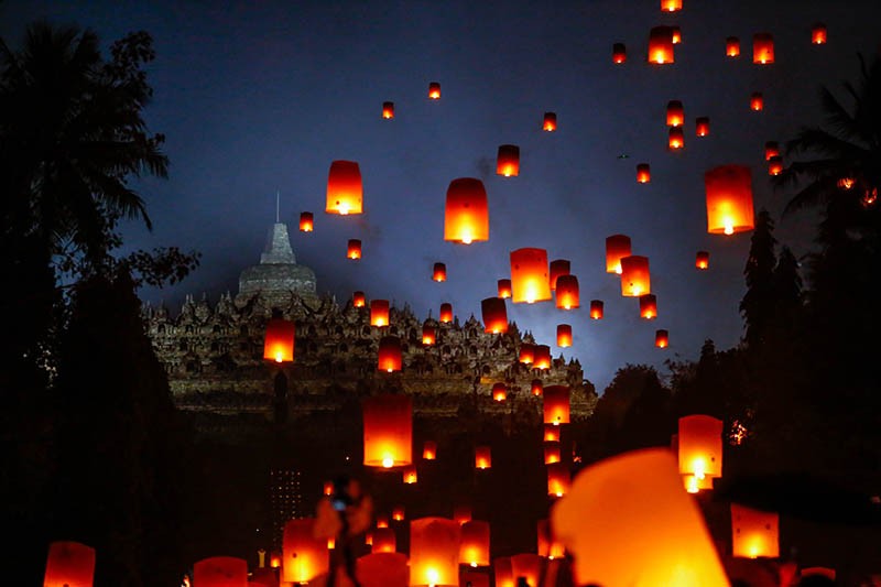 Ribuan Lampion Dilepas sebagai Penutup Perayaan Waisak di Candi Borobudur - Bagian 2