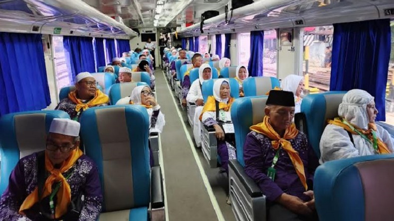 319 CJH asal Labuhanbatu Diberangkatkan Naik Kereta Api ke Asrama Haji Medan