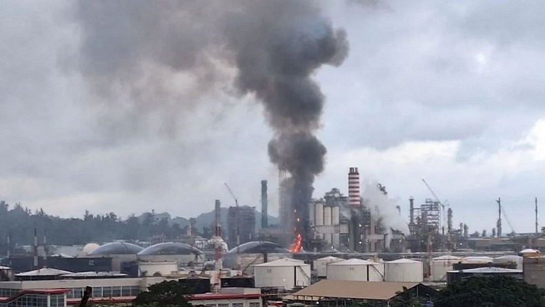 title Kebakaran Kilang Pertamina Balikpapan, Asap Hitam Membubung Tinggi Kebakaran Kilang Pertamina Balikpapan, Asap Hitam Membubung Tinggi