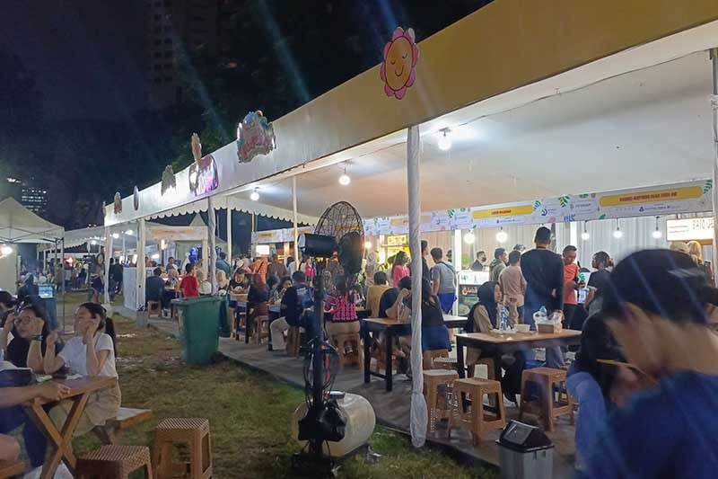 Antusiasme Penggemar Nonton Konser Kahitna Secara Gratis - Bagian 3