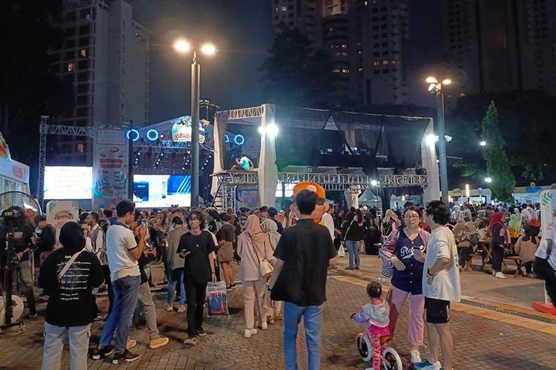 Antusiasme Penggemar Nonton Konser Kahitna Secara Gratis - Bagian 2