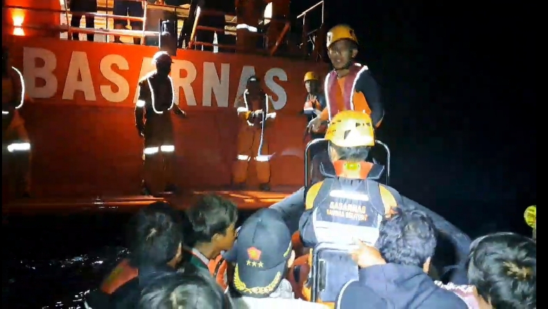 Kapal Nelayan Tenggelam usai Dihantam Ombak di Perairan Semujur, 2 Orang Hanyut
