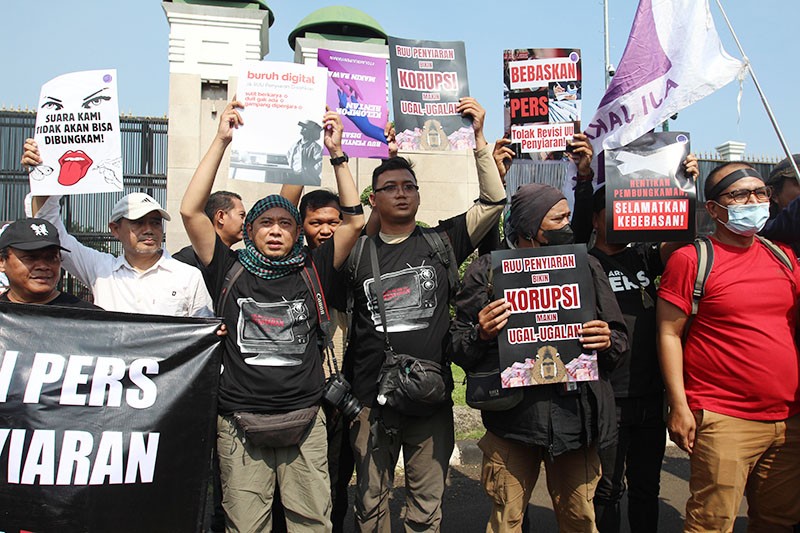 Aksi Jurnalis Tolak Pasal Bermasalah dalam Revisi UU Penyiaran - Bagian 5