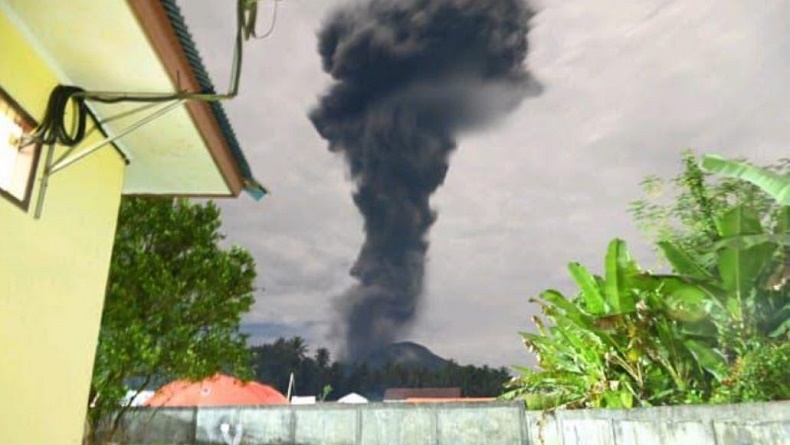 Gunung Ibu Erupsi Sore Ini, Muntahkan Abu Vulkanik 2000 Meter di Atas Puncak