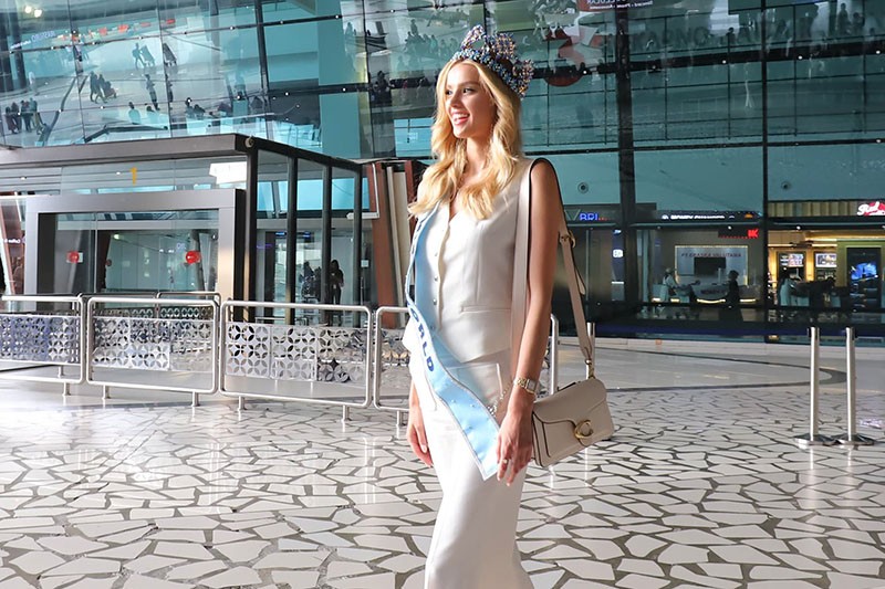 Miss World 2024 Krystyna Pyszkova Tiba di Bandara Soekarno-Hatta - Bagian 3