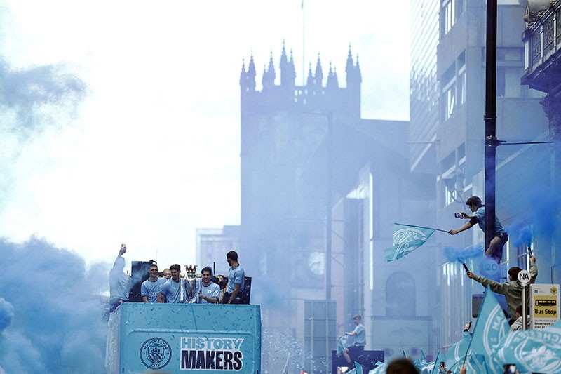 Pemain Man City Pamer Trofi Liga Inggris di Jalanan Manchester - Bagian 3
