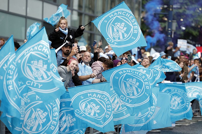 Pemain Man City Pamer Trofi Liga Inggris di Jalanan Manchester - Bagian 4