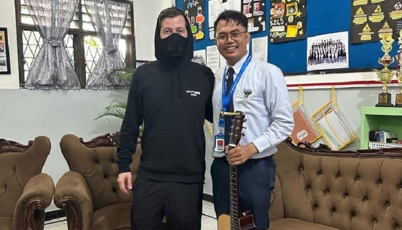 Viral Sosok Tri Adinata Guru Musik di Medan yang Ditemui Alan Walker