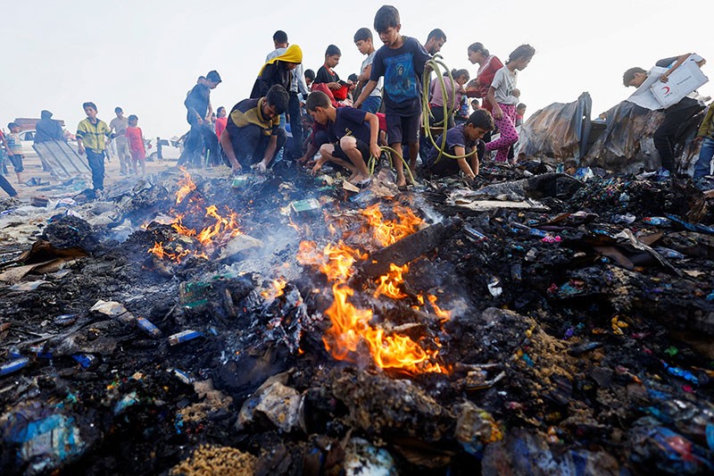 Nasib Warga Palestina Mengais Makanan yang Dihancurkan Israel - Bagian 1