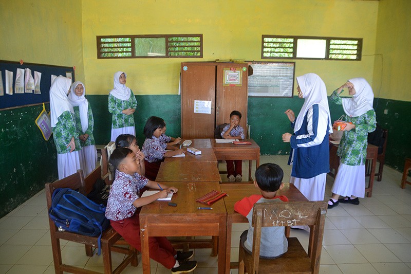Potret Siswa SMA Al Azhar 14 Semarang Berbagi Cerita bersama Murid SDN Candigaron 04 - Bagian 1
