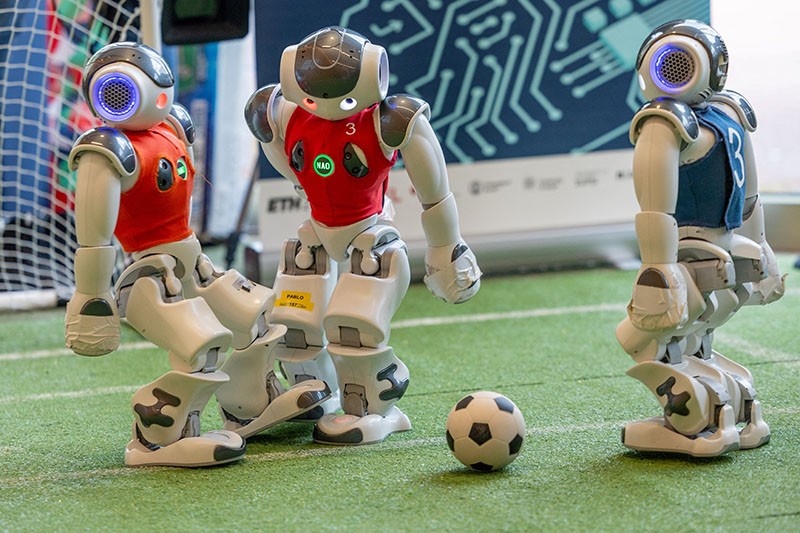 Pameran Kecerdasan Buatan, Robot Menjadi Pemain Sepak Bola - Bagian 1