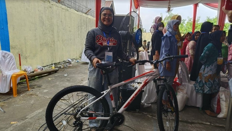 title Hafal Pancasila, Ibu di Lubuklinggau Senang Campur Kaget Dapat Sepeda dari Jokowi Hafal Pancasila, Ibu di Lubuklinggau Senang Campur Kaget Dapat Sepeda dari Jokowi