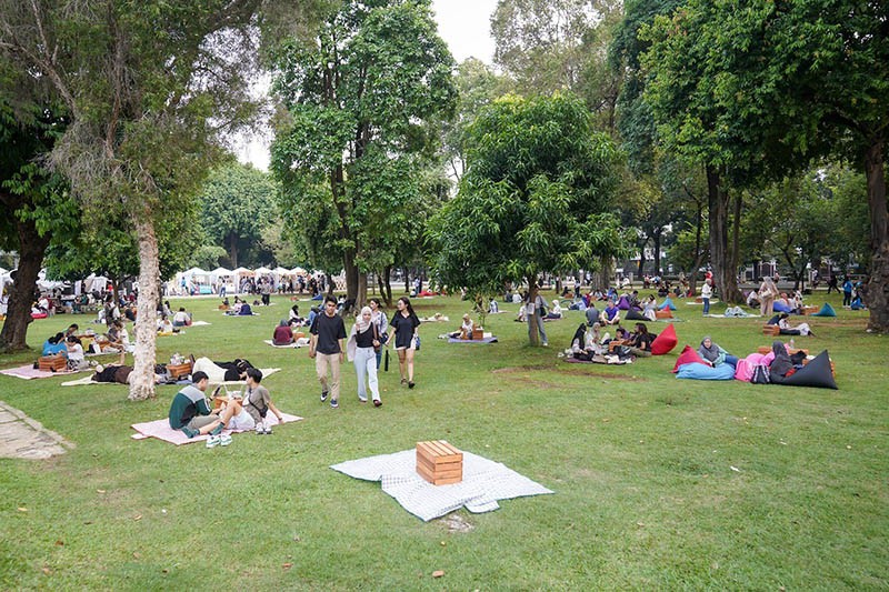 Momen Wamenparekraf Angela Tanoesoedibjo Piknik di Lapangan Banteng - Bagian 7