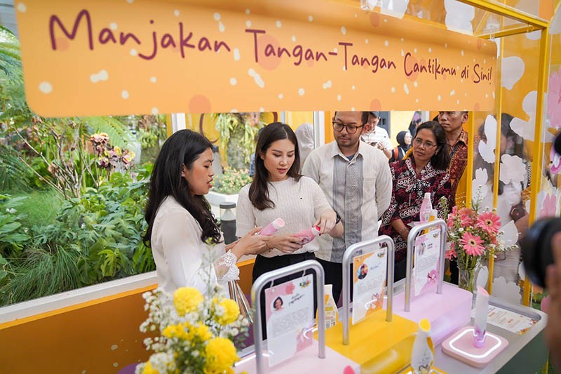 Momen Wamenparekraf Angela Tanoesoedibjo Piknik di Lapangan Banteng - Bagian 3