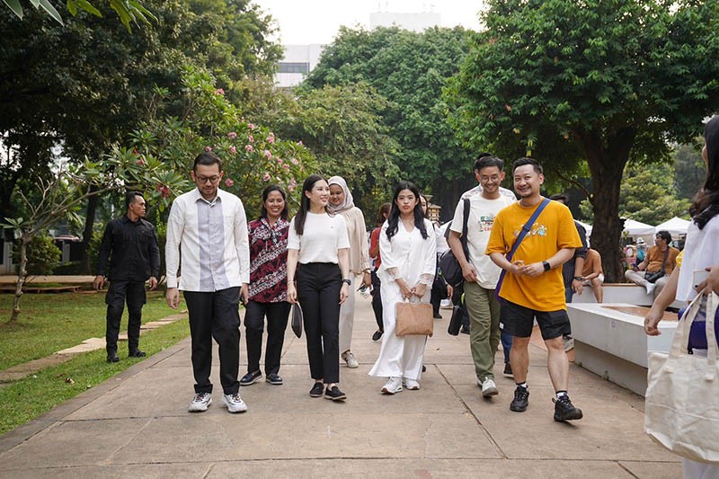 Momen Wamenparekraf Angela Tanoesoedibjo Piknik di Lapangan Banteng - Bagian 5