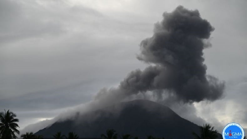 Erupsi Gunung Ibu Jumat Pagi Ini, Semburkan Kolom Abu Letusan Setinggi ...