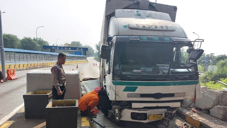 Kecelakaan Di Tol Karawang Barat, Truk Rem Blong Tabrak 2 Minibus Saat ...